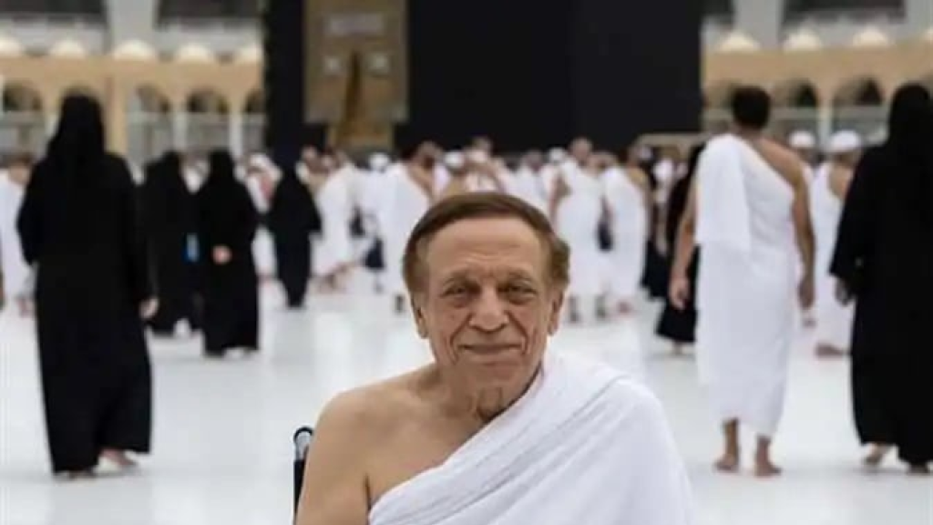 عادل إمام في العمرة على كرسي متحرك (صورة)