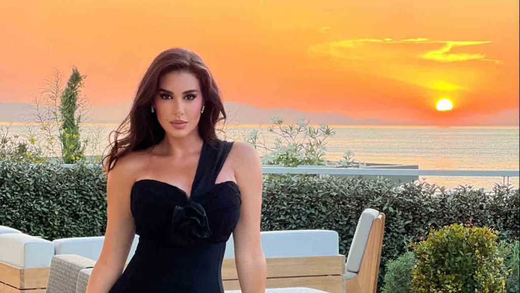 بالفيديو- ياسمين صبري عارضة ازياء فاتنة في عرض لوريال باريس