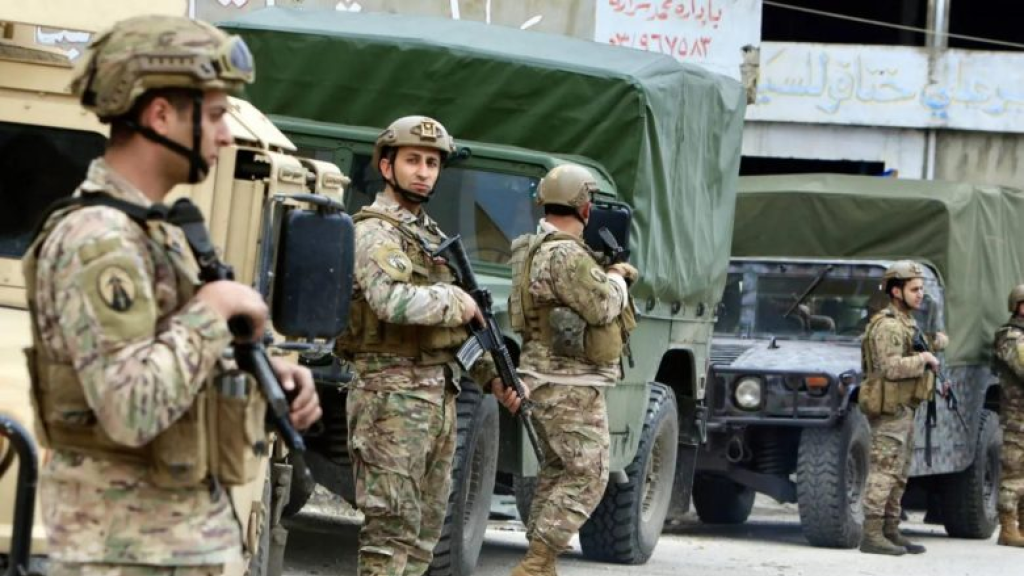 قذيفة صاروخية تُصيب مركزًا للجيش… وإطلاق نار