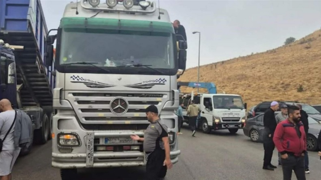 بالفيديو..قطع طريق ضهر البيدر من قبل أصحاب الشاحنات