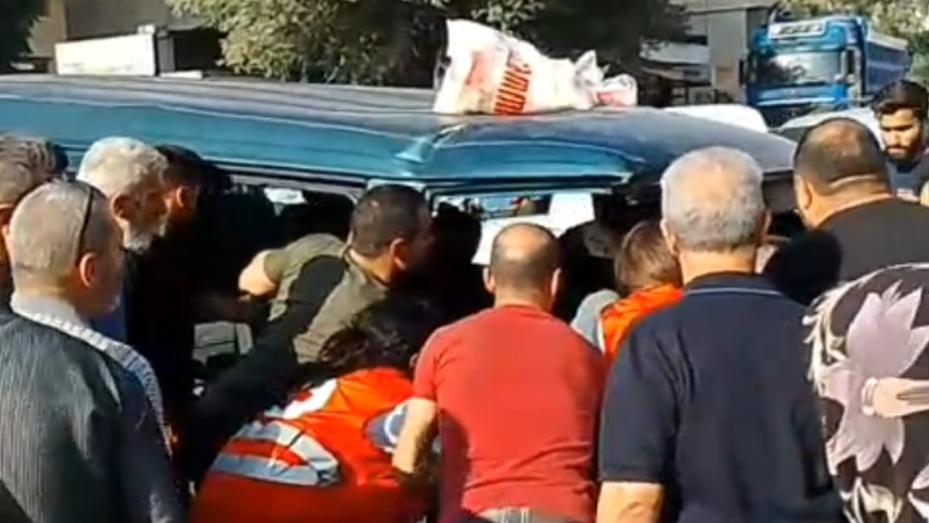 بالفيديو.. حادث سير قوي على مفرق تمنين الفوقا  بين فان وارنج روڤر