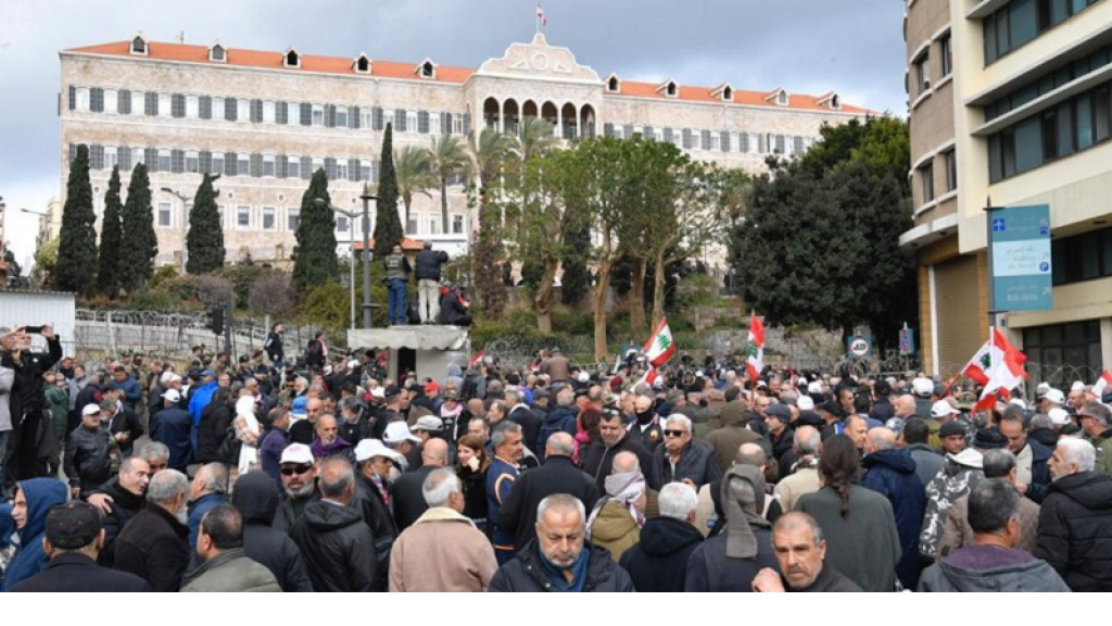لا زيادات للعاملين في القطاع العام: السلطة تكافئ رجالها بـ7 ملايين دولار إضافية