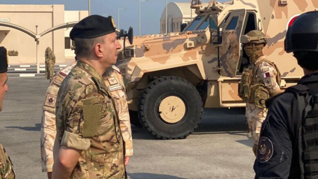هيكل جال على عدد من الوحدات العسكرية القطرية