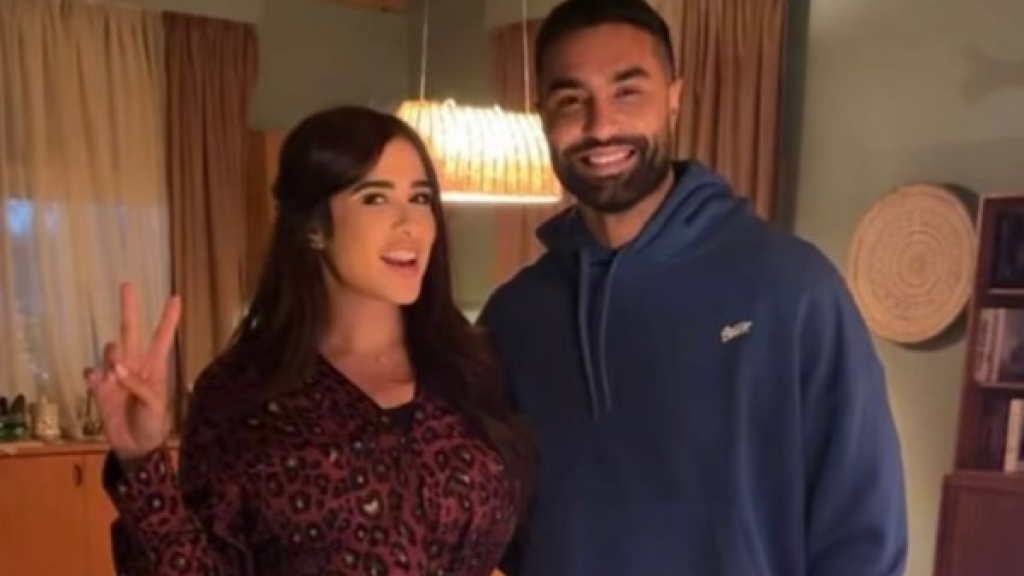 ياسمين عبد العزيز تشوق جمهورها بصورة لكريم فهمي وتعلق مين بطل المسلسل