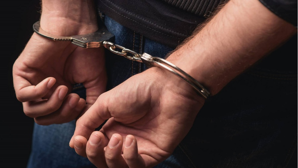سرق مبلغًا ماليًا من داخل مطعم.. وشعبة المعلومات بالمرصاد