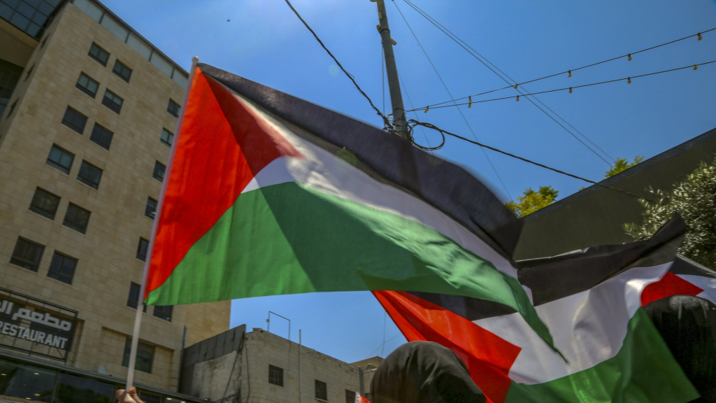 وصول سجناء فلسطينيين مُفرج عنهم إلى الضفة الغربية وغزة