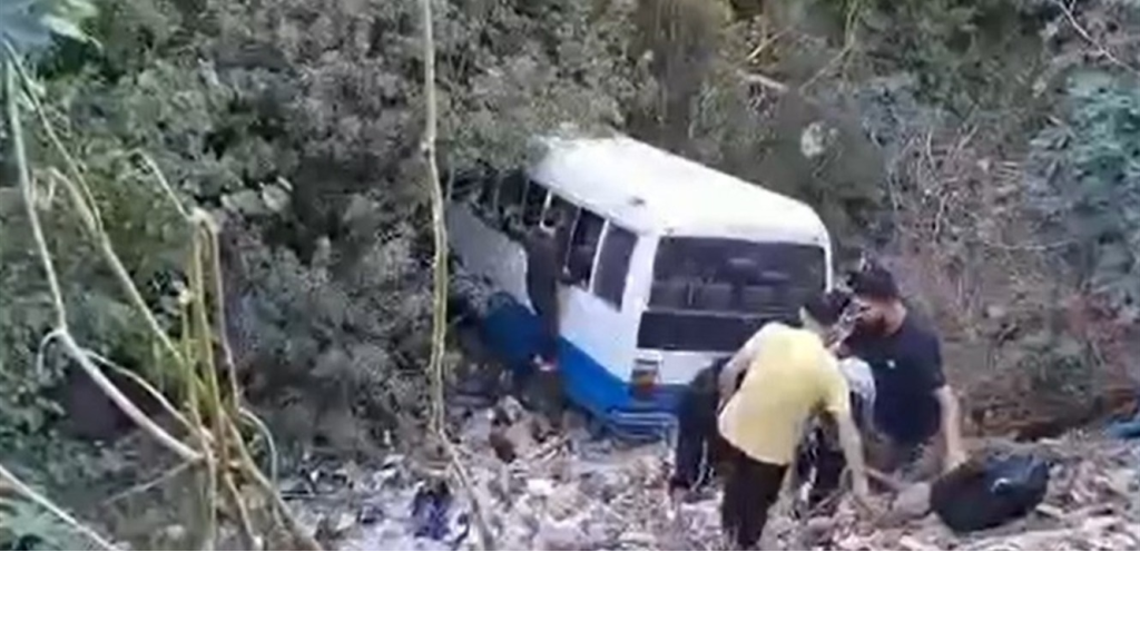 بالفيديو: سقوط حافلة مدرسية في بشامون