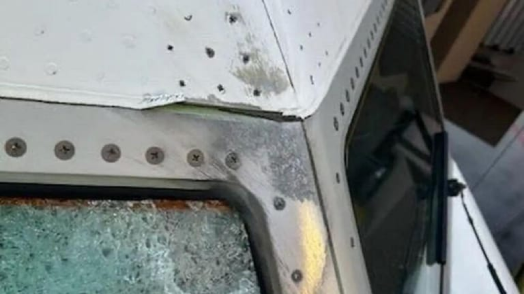لن تصدّقوا السبب… بالصور: إصابة طائرة تقلّ وزير الحرب الأميركي