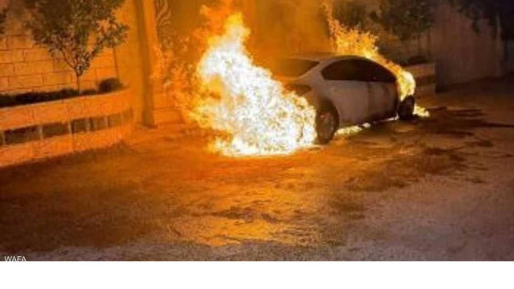 مستوطنون إسرائيليون يحرقون مركبات فلسطينيين شرقي رام الله