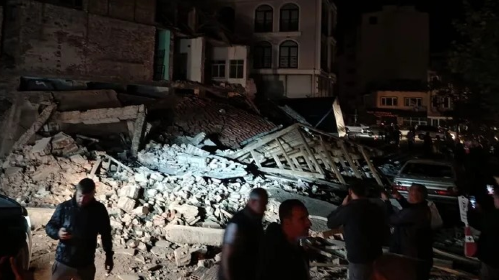 بالفيديو: زلزال بقوة 6.1 درجات يضرب تركيا