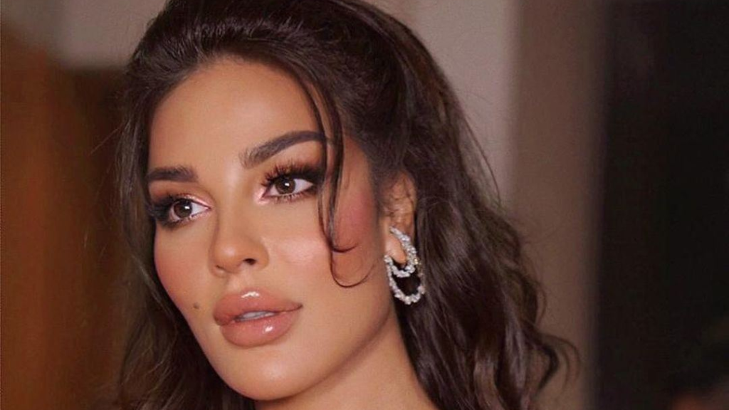 بالصور..نادين نجيم تحصد جائزة التميّز في حفل Fashion Factor بإطلالة شبكية لافتة