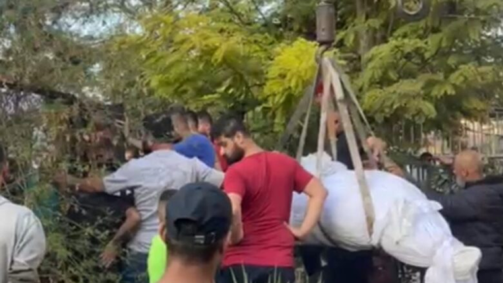 رافعة تحمل الجثمان إلى مثواه الأخير... طرابلس تودّع رجلاً بوزن 400 كيلوغرام في مشهد غير مسبوق