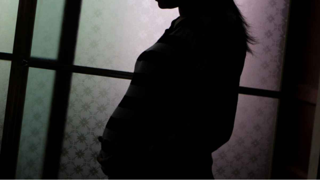 بدافع الانتقام.. شاب ينهي حياة ابنة عمه الحامل