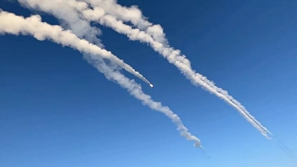 الدفاع الروسية: ضربة صاروخية جوية مكثفة على أهداف في أوكرانيا وتحرير بلدتين جديدتين