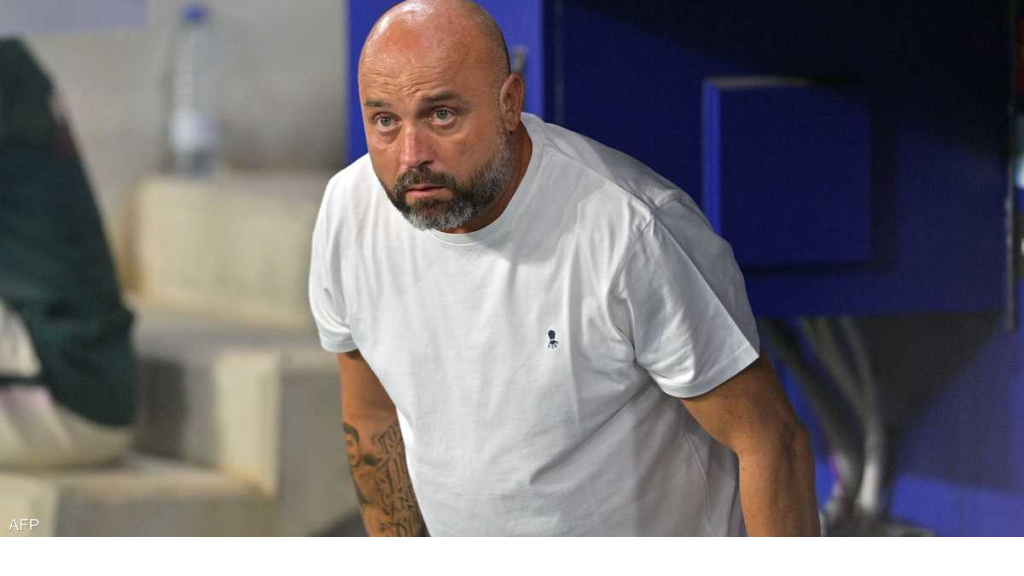 من سائق حافلة إلى خامس الليغا.. مدرب إسبانيول 