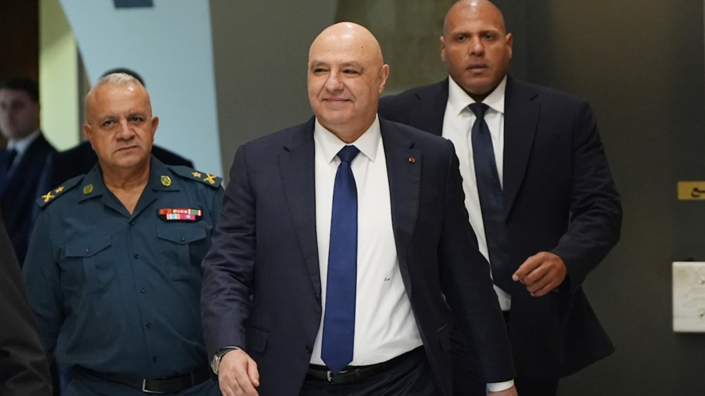 عون لا يرضخ لمعراب: «مخرج قانوني» يُنزل الجميع عن الشجرة؟