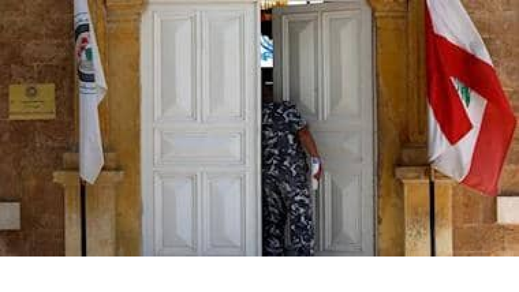 ضابط يبيع رخص مزوَّرة!