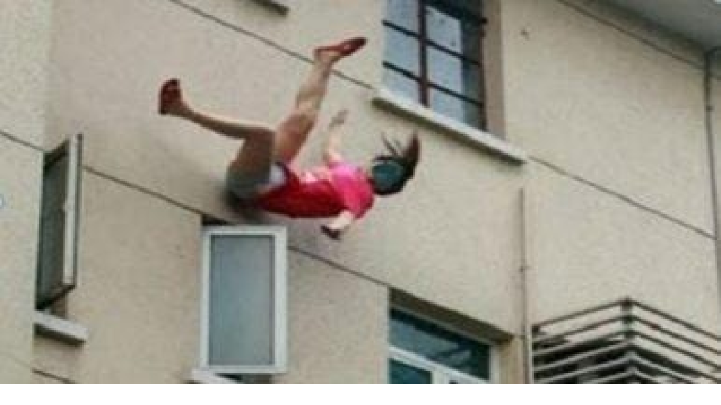 بالفيديو.. عاملة إثيوبية ترمي بنفسها من بيت مخدوميها في بيروت