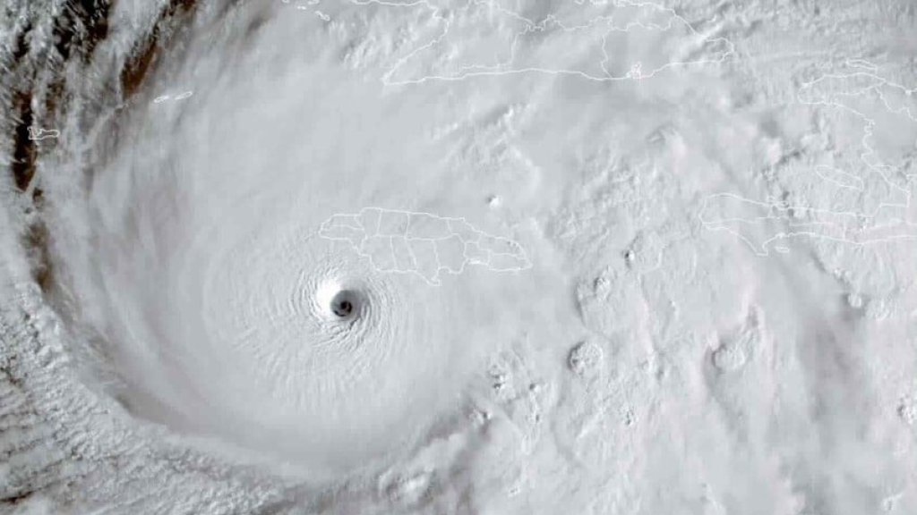 من قلب الإعصار إلى العالم... “ميليسا” يحبس الأنفاس (فيديو)