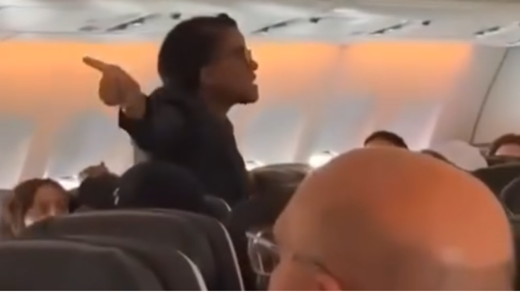 بالفيديو..صدمة على متن طائرة سريلانكية: تحرش بمضيفة يتحول إلى مشاجرة عنيفة تُهدد سلامة الرحلة!