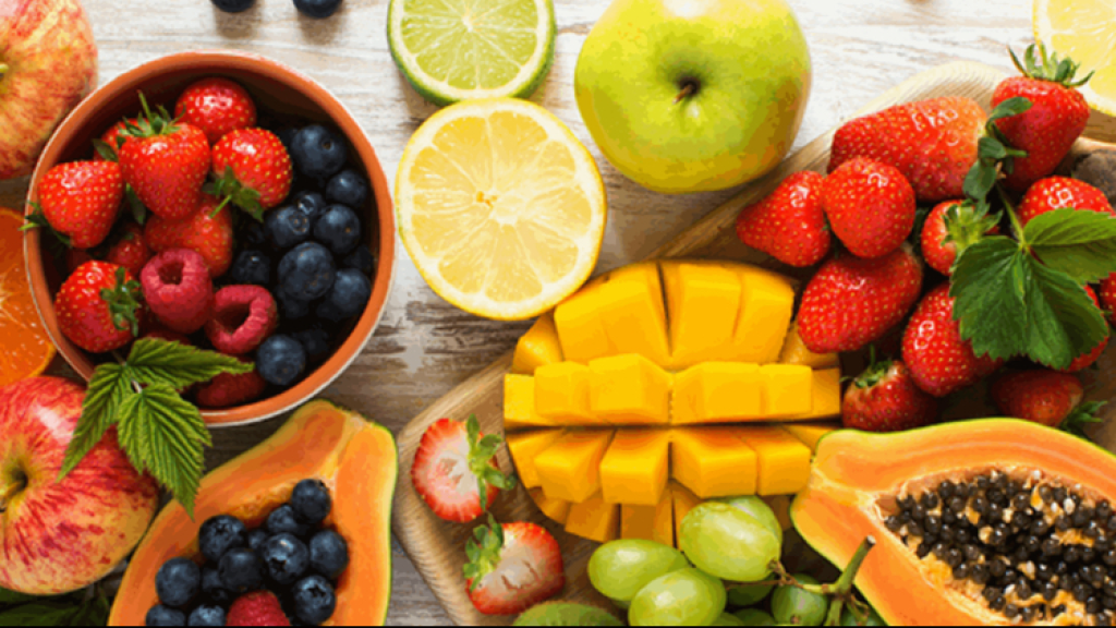 رغم فوائدها.. خبير يكشف “أسوأ” فاكهة يمكنك تناولها