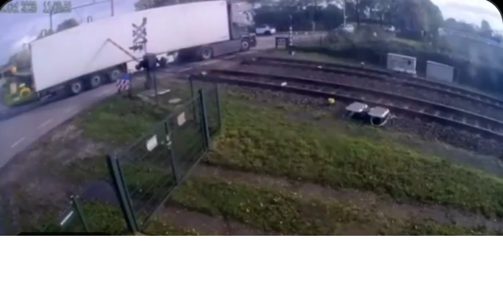 مشهد مرعب ..شاهد اصطدام شاحنة بالقطار السريع