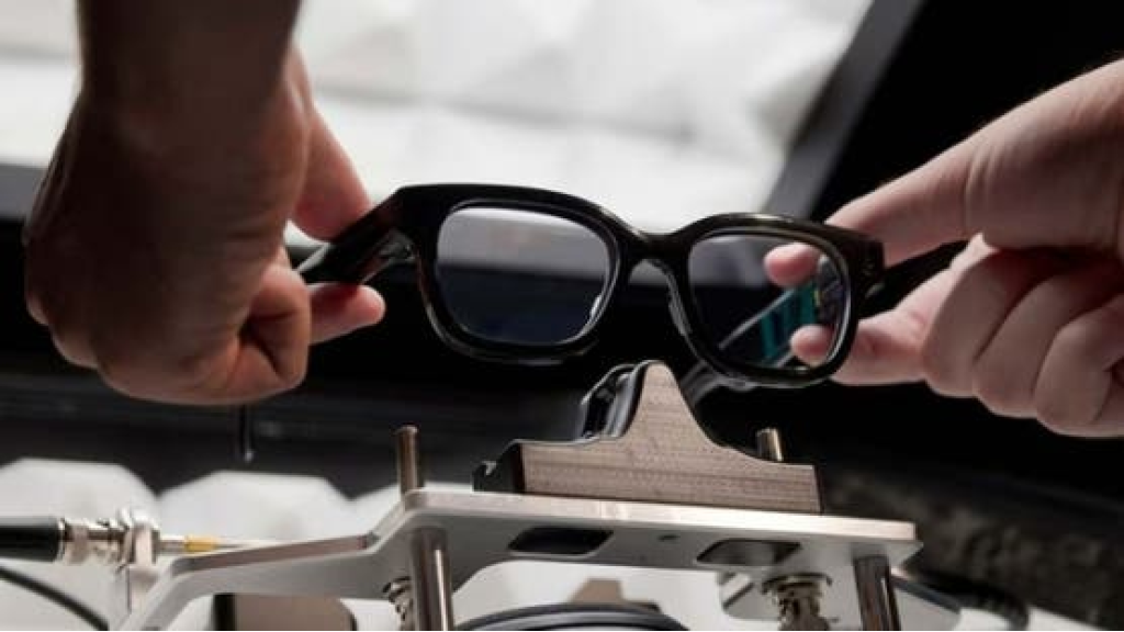 غوغل تكشف عن نموذج أولي لنظارات تعمل بنظام