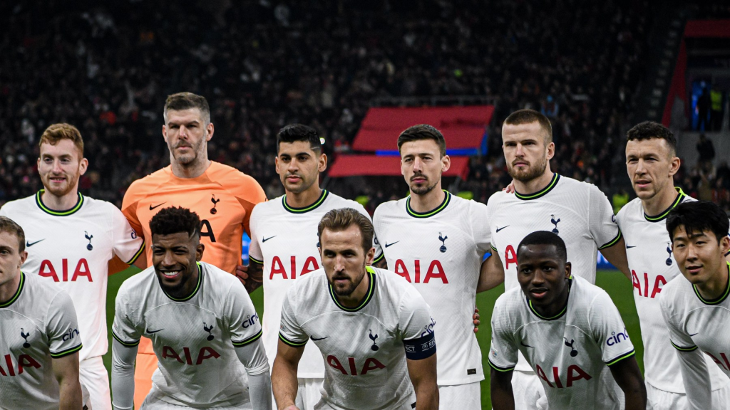 تصرف مثير للجدل من لاعبي توتنهام مع مدربهم بعد خسارة الفريق