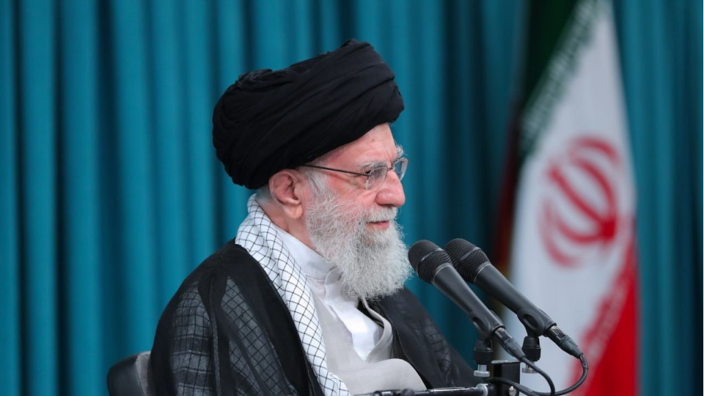 السيد الخامنئي: التعاون مع أميركا غير ممكن ما دامت تدعم “إسرائيل”