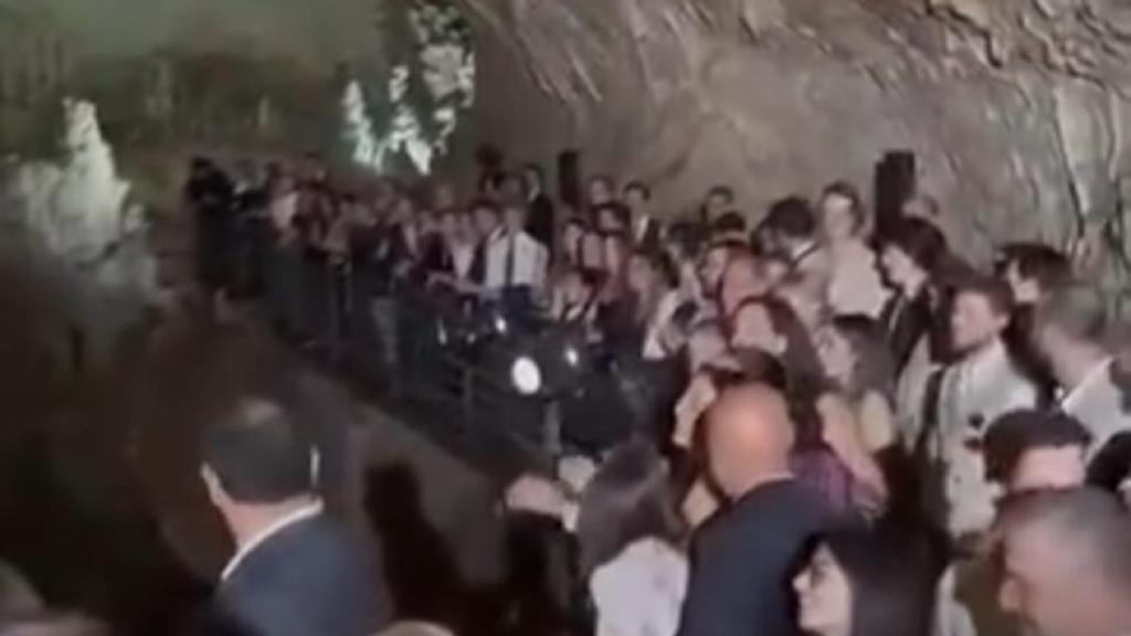 حفل عرس في مغارة جعيتا يتسبب بردود فعل غاضبة على مواقع التواصل..شاهدوا