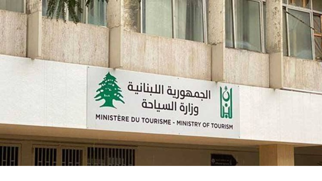 السياحة” تمنع تقديم الكحول للقاصرين