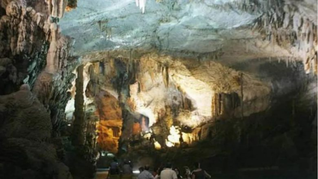 زفاف داخل مغارة جعيتا يشعل الجدل… و”السياحة” تردّ بإنذار!