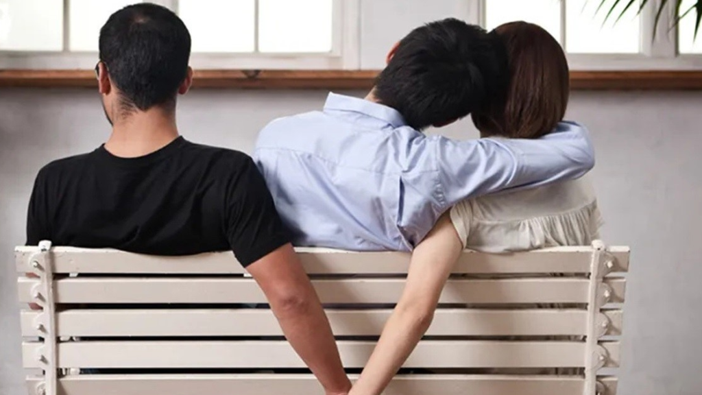 فوجئ بارتباطها بمطرب تجمعه به خلافات شديدة... فنان شهير يكشف خيانة حبيبته (فيديو)