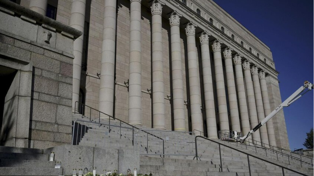 نائبة فنلندية تكشف عن ماضيها في ممارسة الدعارة قبل دخولها معترك السياسة (صور)