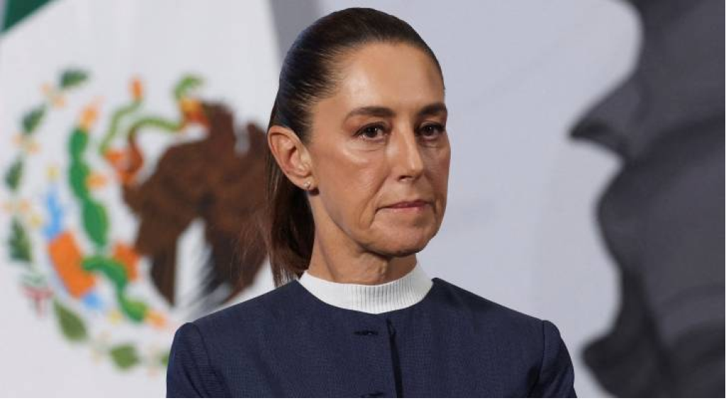 بالفيديو..رئيسة المكسيك تتعرض للتحرش خلال تحيتها للجمهور وتقدم شكوى رسمية ضد المعتدي