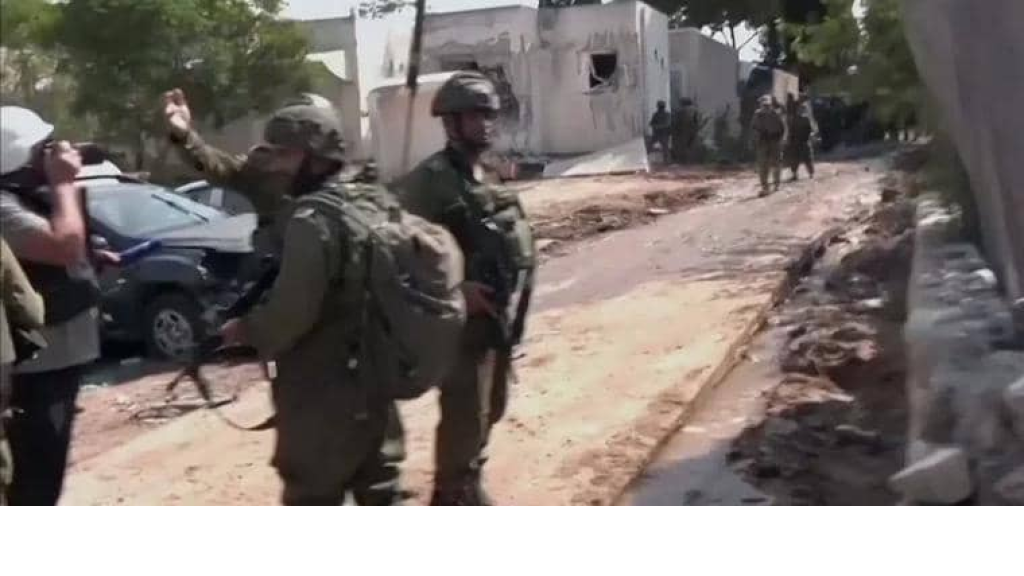 جيش الإحتلال يلقي مناشير تحريضية في عيتا الشعب (صورة)