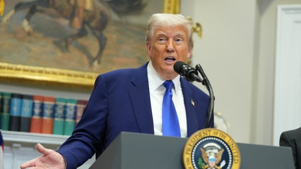 فيديو.. حالة إغماء تربك مؤتمرا صحفيا لترامب 