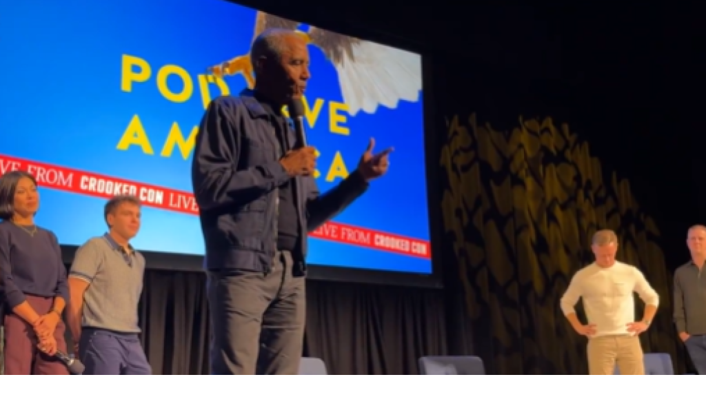 ظهور مفاجئ لأوباما في واشنطن... ورسالة لافتة عن السلطة والشعب (فيديو)