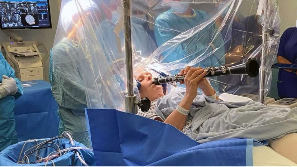  مريضة تعزف الموسيقى أثناء خضوعها لجراحة في الدماغ