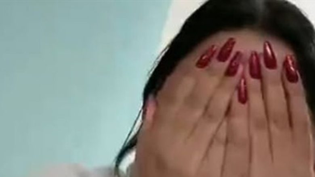 بعد تعرّضه لحادث ودخوله العناية المركزة.. زوجة الفنان الشهير تنهار لحظة وصولها إلى المستشفى  