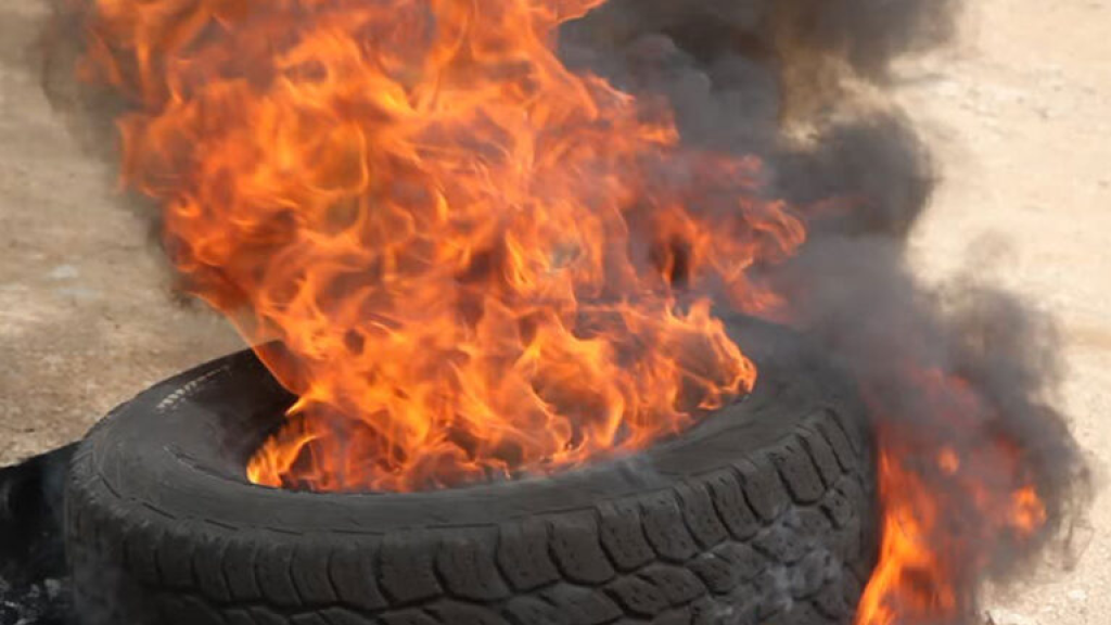 مهنة” حرق الإطارات في طرابلس… أين الأجهزة الرقابيّة؟