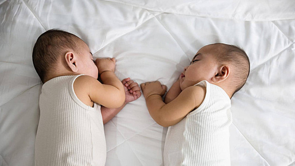 الرجل أم المرأة.. من المسؤول عن حمل التوائم؟