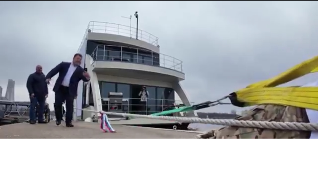 شاهد.. جندي روسي فقد ساقيه في الحرب يسحب يختًا ضخمًا وزنه 58 طنًا!