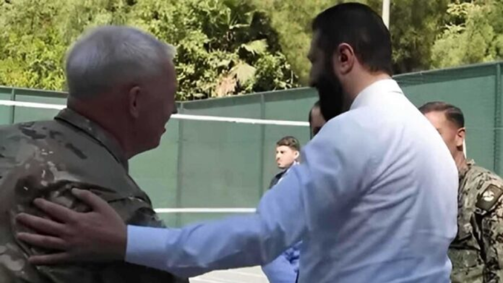 الشرع يلعب كرة السلة مع قائد قوات التحالف الدولي ضد 