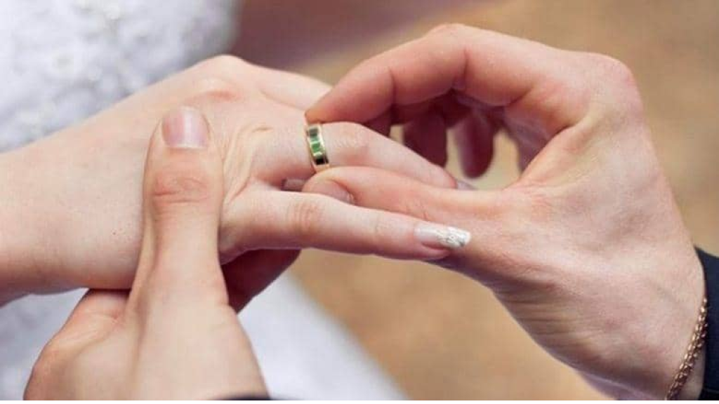 بعد أنباء طلاقه… فنان شهير يستعد لدخول القفص الذهبي مجددًا