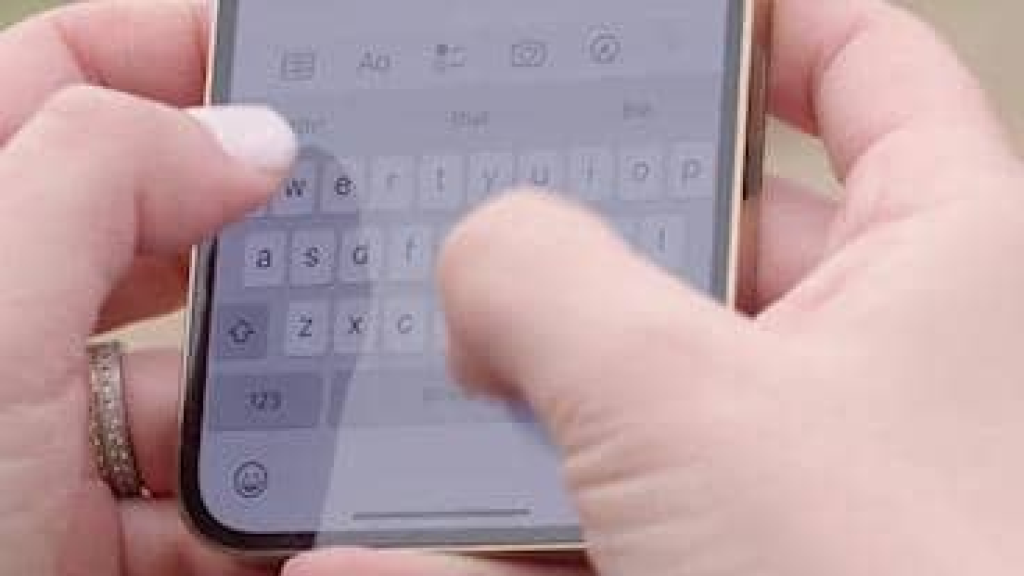 لماذا يخطئ «آيفون» في التصحيح التلقائي؟