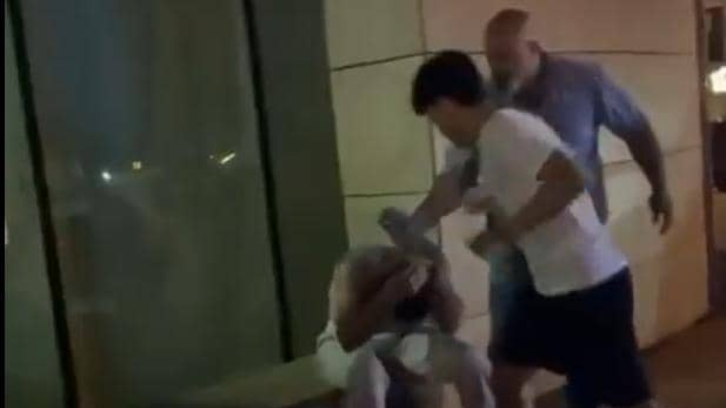 فيديو الاعتداء المبرّح على مراهق في بيروت…يكشف تفاصيل الاعتداء وهوية المعتدين والضحايا