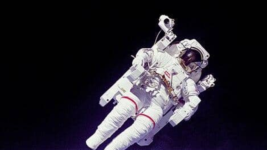 احتفلوا قبل أيام بقرب انتهاء مهمتهم.. رواد يعلقون في الفضاء بعد اصطدام حطام بمركبتهم