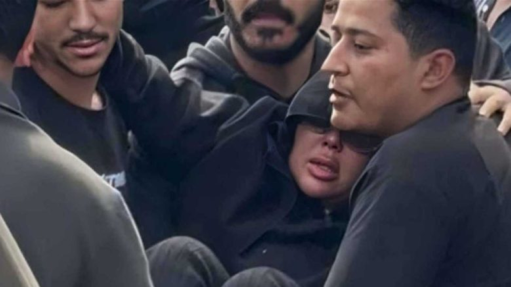 خلال مراسم تشييعه.. إنهيار زوجة الفنان إسماعيل الليثي وفيديو مُؤثّر يُوثّق ما حصل 