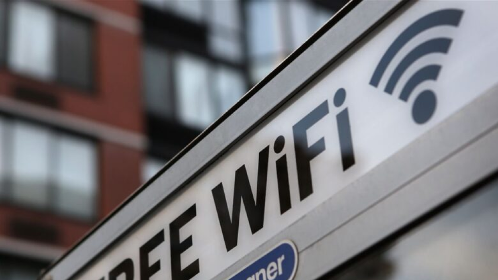 غوغل تحذّر: “wifi” المقاهي قد يسرق حساباتك دون أن تشعر